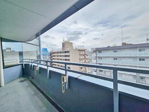 広々と横に広がったバルコニーは、日差しをこれでもかというくらい差し込んでくれます。お洗濯物を干しても、天気がいい日ならすぐ乾きそう。