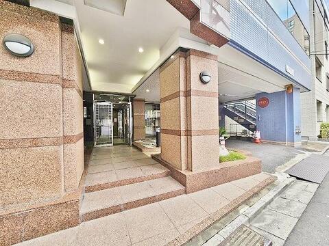 高級感溢れるエントランスはオートロックとなっており、防犯面も安心となっております。特に女性の方やお子様連れのお客様には安心ができる設備ですね。