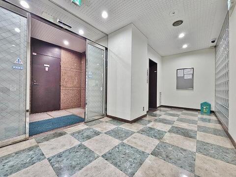 共用部分はやわらかい配色の色使いで、落ち着いた雰囲気がただようようです。毎日この場所を行き来しているにも関わらず、これだけきれいなのは管理が行き届いている証拠ですね。