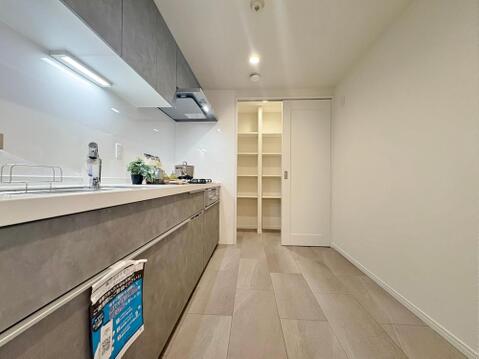 ～kitchen～新規交換済独立したキッチンスペースは使い勝手の良いシステムキッチンです。おしゃれかつ実用性のある大容量のパントリー付きです。