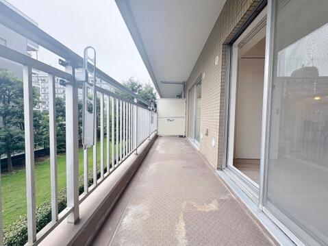 西と東にそれぞれバルコニーを設けた両面バルコニーとなっております。ワイドタイプで多くの洗濯物を干していただけます。