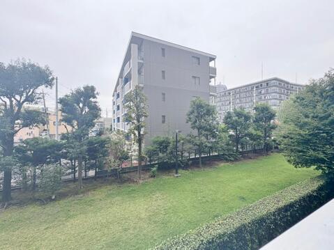 ～西側バルコニーからの眺望～敷地内の専用庭も望める緑豊かな開放感ある眺望。