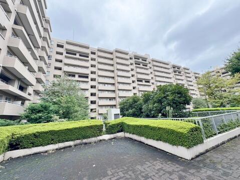 2路線利用可能な立地に緑豊かな広大な土地に佇む住環境。丁寧に管理されたマンションで心地よくお住まいになれます。総戸数480戸のビックコミュニティマンション。
