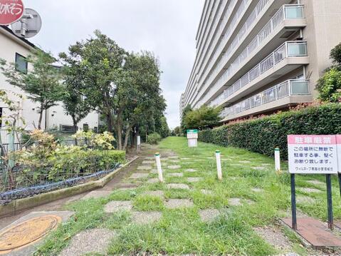 ～心落ち着く住環境～敷地内には、多くの植栽があり、気持ちの良い空間を創り出しております。
