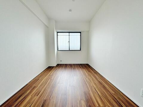北側6帖の洋室は、明るい木目調フローリングが魅力。お子様の成長に合わせて子供部屋に、書斎や趣味の空間としても活躍。家族の暮らしに寄り添う多目的スペースです。