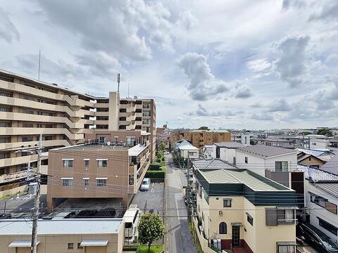 遠くまで広がる街並みと空が、日々の暮らしに開放感と安らぎを届けます。家族で季節の移ろいを感じながら、豊かな時間を育む眺望です。