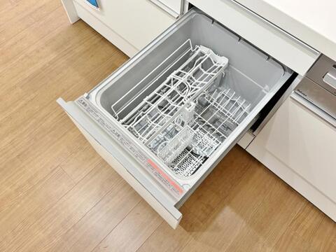 「ビルトインタイプ食器洗乾燥機」通常の手洗いでは使用出来ないほど高温のお湯や高圧水流を使うことにより汚れを効果的に落とすことができる。殺菌効果が非常に高く哺乳瓶などを使う家庭で需要が高く大変便利。