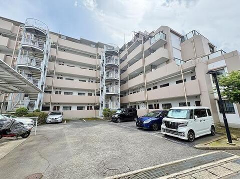 洗練された外観のマンションです。敷地内には駐車場も完備しており、お子様との外出にも便利で、家族の暮らしをサポートします。