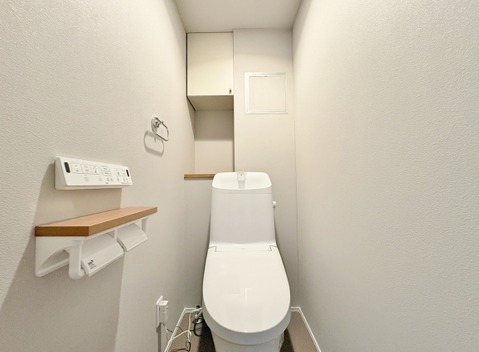 白を基調とした清潔感あふれるトイレ空間。