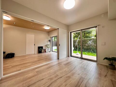 住まいの中心であるキッチンとリビングダイニングは日々のアクセス動線の中で頻繁に出入りする場所なので、広々と明るい空間が広がっている方が望ましいです、実際にご覧頂きご確認下さい。
