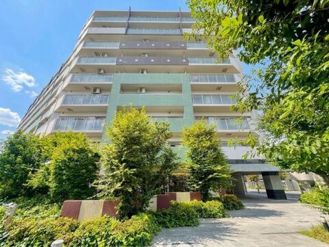 住む人を映し出す洗練された佇まいは、いつまでも輝き続けながらいつしか街の風景に溶け込んでいきます。