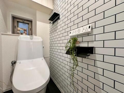トイレ関係の設備も一新されています。もちろん温水洗浄機能付き便座です。気になる水周り関係が新しくなっていると、気持ちよく新生活が始められますね。