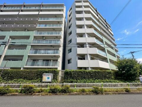 その邸が魅せる、気品・上質・重厚感・極細やかさ、そのすべては訪れた者に安らぎと品性を与える特別な空間です。ここに住むからこそ意味がある。すべての（始まり）をここから迎えます。