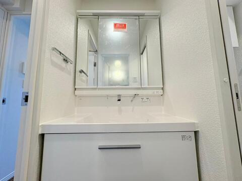 平日の朝であっても、落ち着きとくつろぎを感じられる。歯磨き粉が行方不明になるようなごちゃごちゃ感も解消。スムーズに身支度が完了します。コーディネートされた空間で気持ちよく身だしなみを整えられます。