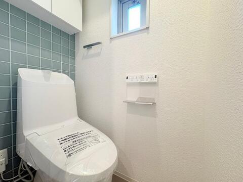 トイレ関係の設備も一新されています。もちろん温水洗浄機能付き便座です。気になる水周り関係が新しくなっていると、気持ちよく新生活が始められますね。