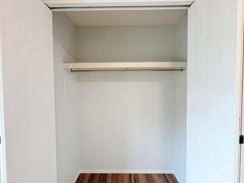奥行きのあるクローゼットを採用。衣装ケースや、掃除機といった電化製品まで多くの物を収納できるようなつくりになっております。是非一度、ご自身の目でお確かめ下さい。