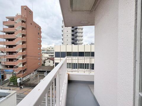 ここに住まわれる人にだけに許された専用の広々したバルコニー。めまぐるしく過ぎ行く日々の中でゆったりとした休息と癒しを提供してくれる居住者のプライベート空間があります。