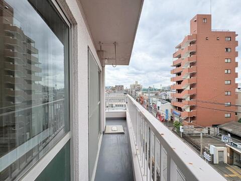 暖かい陽ざしが差込むバルコニーは、晴れた日には、洗濯物が良く乾きます。また、風通しも良好です。