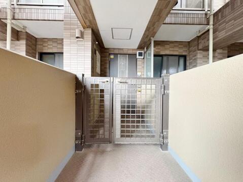 プライバシー空間を保たれるポーチを採用。戸建のような感覚を味わえるマンションとなっております。