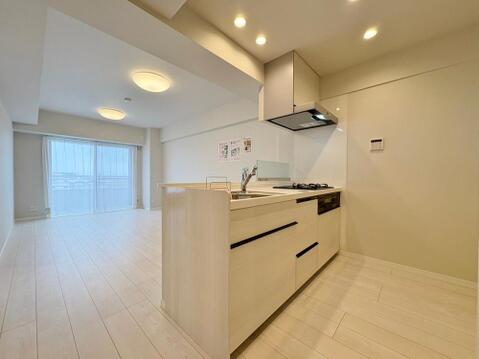 ～Living dining kitchen～13.0帖ユトリのある空間に爽やかな風がそよぎ光に溢れる場に、家族が笑顔で過ごすトキを想う。内覧等、お気軽にお申し付け下さい。2026年10月上旬完成