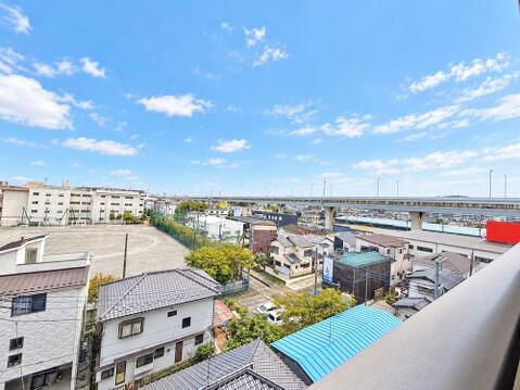 ～住戸からの眺望～6階バルコニーからの抜け間のある眺望をお楽しみいただけます。