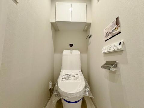 清潔感のあふれる奥行きのある空間。狭いと落ち着かない部分もありますが、この奥行きがあれば、落ち着けそうですね。温水洗浄便座になっており、より快適な仕様になっております。