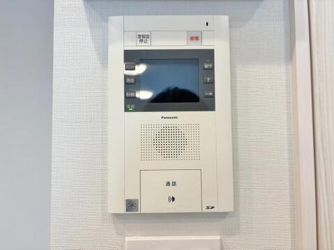 「見える安心」をカタチにしました。誰が来てもわかる様にモニター付きインターホンを設置。家事導線を考慮した個所に設置し、防犯性と利便性に優れ快適と安らぎを合わせた優しい設計。