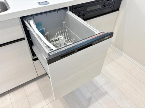 「ビルトインタイプ食器洗乾燥機」通常の手洗いでは使用出来ないほど高温のお湯や高圧水流を使うことにより汚れを効果的に落とすことができる。殺菌効果が非常に高く哺乳瓶などを使う家庭で需要が高く大変便利。