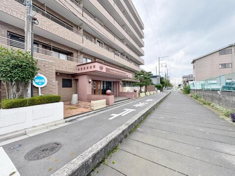 オートロック付きのエントランスホール。管理人室も完備されており、安心感のある空間となっております。