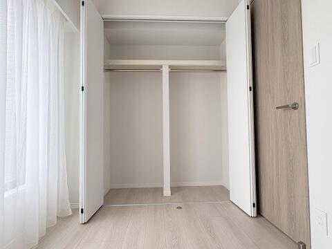 洋室４．０７帖　収納ハンガーパイプと上部棚を備えた、間口の広いクローゼットです衣類をたっぷり掛けられるだけでなく、天板の上や足元にも荷物を収納でき、お部屋の居住スペースをすっきりと保てます