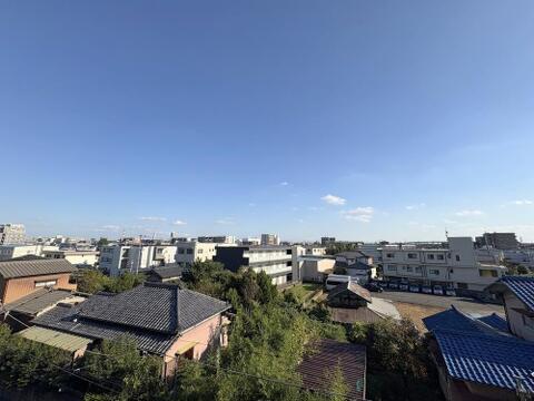 周囲に高層物がなく、遠くまで視界が抜ける開放感あふれる眺望ですどこまでも広がる青空を身近に感じられ、陽当たりや通風も良好日々の暮らしに爽やかな彩りと潤いを与えてくれます