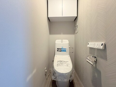 白を基調とした清潔感あふれるトイレ空間。