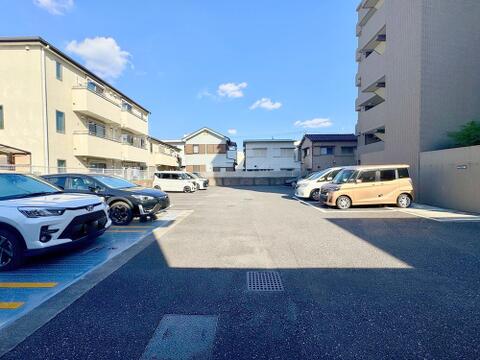 敷地中央の旋回・通路スペースが非常に広く確保されているため、大型SUVやミニバンでも無理なく駐車・出し入れが可能です。出し入れのしやすさを重視される方にもおすすめです。