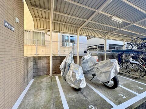 広さがしっかり確保された、敷地内バイク置場。最寄り駅までの距離は徒歩13分と、少し距離は有りますが、住まう方々に不便を感じさせないような、本邸宅の建築士の配慮が垣間見えます。