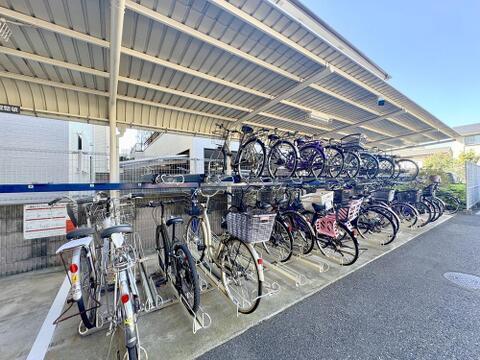 広さがしっかり確保された、敷地内駐輪場。最寄り駅までの距離は徒歩13分と、少し距離は有りますが、住まう方々に不便を感じさせないような、本邸宅の建築士の配慮が垣間見えます。