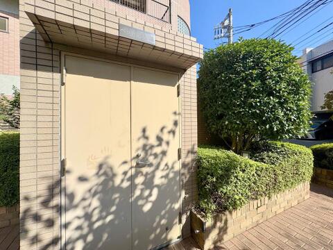 敷地内には「ペット用足洗い場」が完備されており、お散歩帰りに足をサッと洗ってからお部屋へ上がれます。お部屋や共用部を清潔に保てるため、ペットと暮らす方に大変嬉しい設備です。