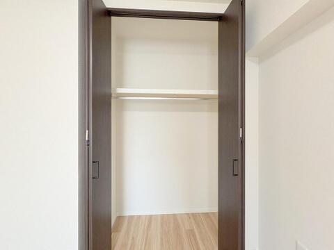 ハンガーパイプと枕棚を備えたシンプルなクローゼットです折れ戸タイプで出し入れしやすく、衣類や日常の小物を効率よく収納できるため、居住スペースを広く快適に保てます