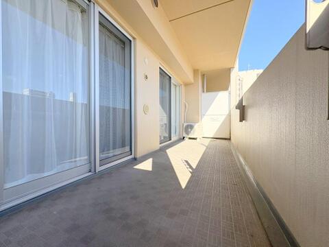 陽当り良好な東南向きの広々としたバルコニーです午前中から温かな自然光がしっかりと差し込み、洗濯物も気持ちよく乾きます奥行きがあり開放感たっぷりで、心地よい風を感じられる空間です
