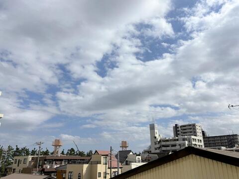 南東向きで陽当り良好な開放感あふれる眺望です広い空が見渡せ、遠くには「まつばら綾瀬川公園」の緑が少し望める爽やかな景色が広がります日常に心地よいゆとりと癒やしを与えてくれます