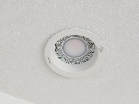 Bluetooth接続などでスマートフォンなどの機器と連携し、天井から部屋全体へ心地よい音楽を流すことができます照明としての機能に加え、BGMを取り入れた上質な空間演出が楽しめます