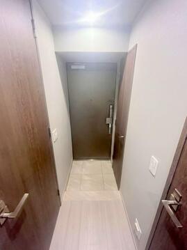 上質な質感のタイル床と落ち着いたカラーのドアが迎える玄関スペース。すっきりとした奥行きがあり、スタイリッシュで清潔感あふれる第一印象を与えてくれます。※一部AI加工あり。