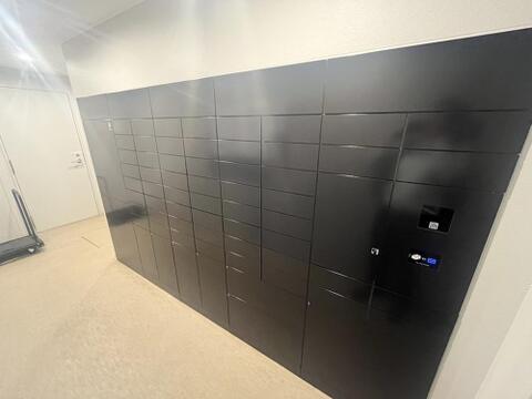 不在時でも安心して荷物を受け取れる大型の宅配ボックスを完備。スタイリッシュなブラックデザインで、ネットショッピングやお仕事で忙しい方にも嬉しい設備です。