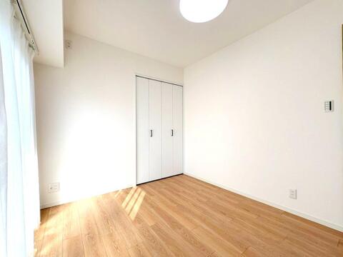 バルコニーからの光が心地よい明るいお部屋。シンプルで癖のない内装デザインのため、お好みのインテリアを自由に配置してお楽しみいただけます。