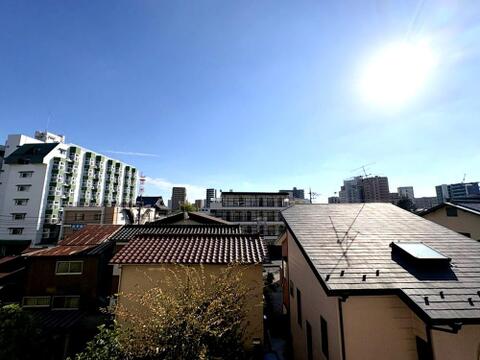 空が大きく広がる爽やかな眺望が魅力。陽当たりを遮る高い建物が正面になく、心地よい自然光と風を感じながら過ごすことができます。