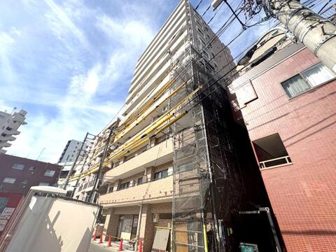 青空に映えるスタイリッシュで存在感のある外観デザイン。落ち着いたタイル貼りの重厚感が魅力的です。周辺は落ち着いた街並みで、日当たりや通風にも考慮された快適な住環境が整っています。