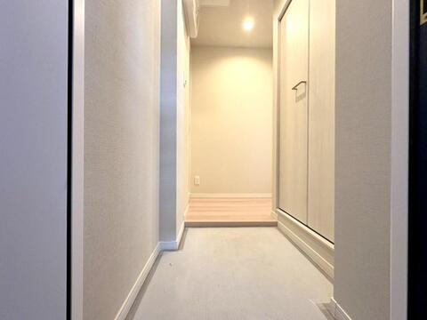 白を基調とした清潔感のある玄関アプローチ。トールタイプのシューズボックスを備えており、家族全員の靴をすっきり収納できます。フラットでフラットな動線が居住者を優しく出迎えます。
