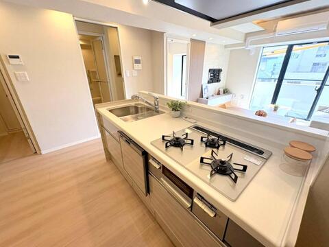 部屋全体が見渡せる開放的な対面カウンターキッチン。3口ガスコンロや広々シンクで手際よくお料理が楽しめます。食洗機付きで食後の片付けも楽々、家事効率が格段にアップします。