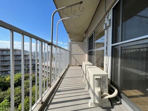 リラックスできる贅沢な場所。自然の風や光を取り入れて素晴らしい景色を楽しむことが出来ます。屋外で植物栽培や多利用でき新鮮な空気や自然光を取り入れながら室内とのつながりをご確認頂けます。