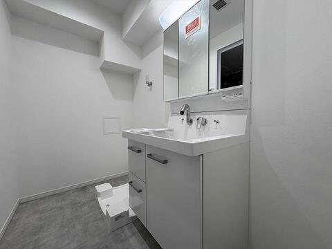三面鏡タイプの洗面化粧台を採用し、キャビネット収納はぎっしり色々な物を収納でき下部収納もございます。シャワーヘッドタイプを採用しておりますのでお掃除など楽々できます。