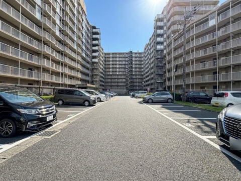 ひろびろとしたカースペース。前面道路の幅も広いので駐車もしやすいです。